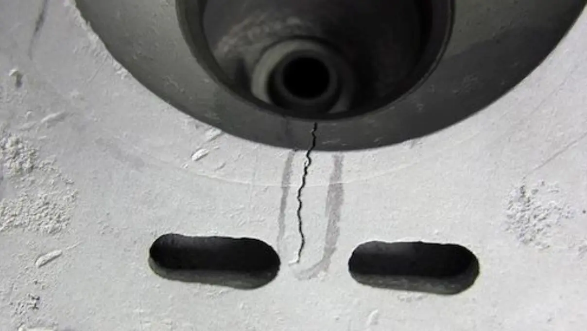 engine cylinder head crack display